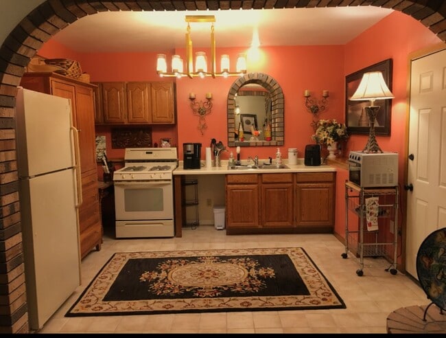 Building Photo - 6485 Grandview Dr