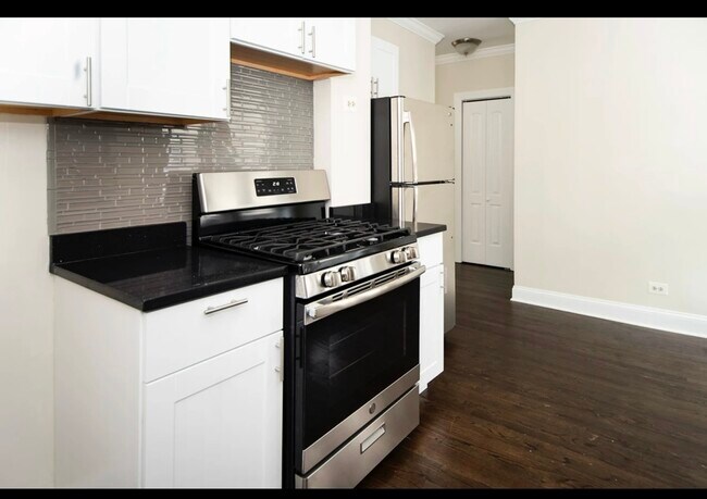 Building Photo - 3821 N Greenview Ave