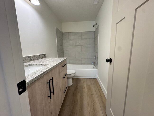 Building Photo - 892 E 550 S