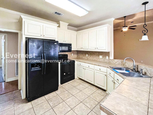 Building Photo - 806 Meadow Way Cove