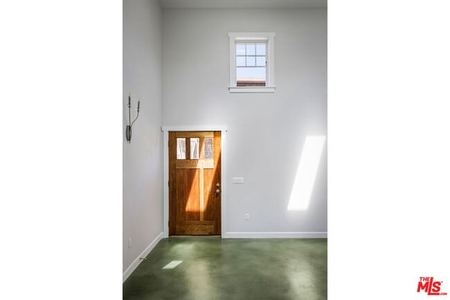 Building Photo - 2358 W 20th St