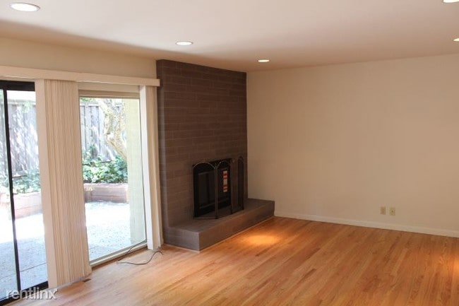 Building Photo - 2 br, 2 bath Apartment - 2057 Donald Dr
