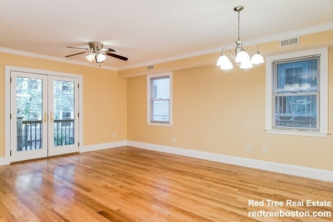 Building Photo - 164 Boylston St