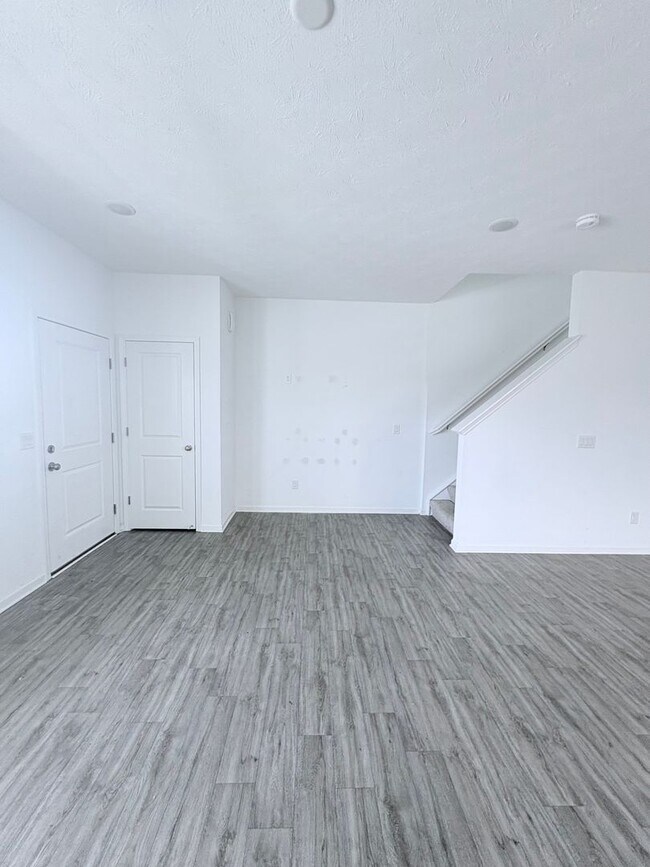 Building Photo - Updated 3 Bed, 2.5 Bath Home in Lane-Wooster Area