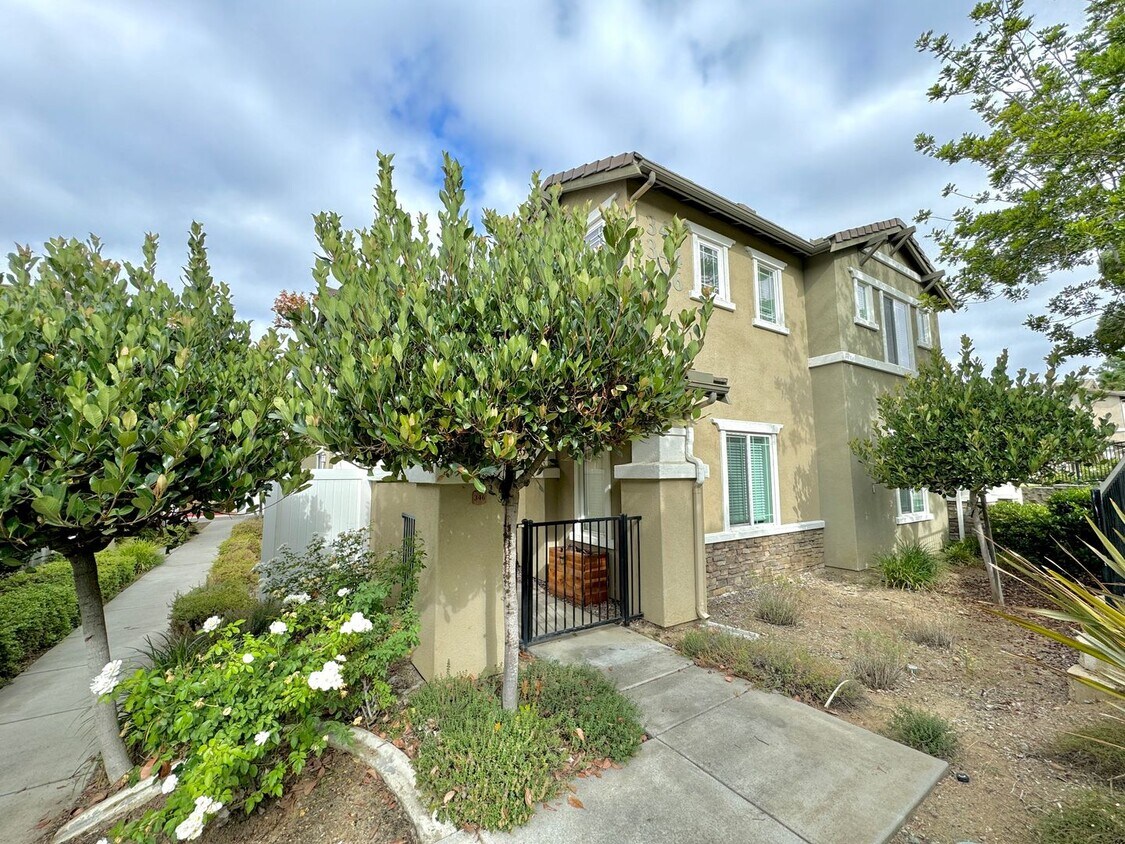 Primary Photo - Great 3B/2.5BA Townhome in San Marcos!
