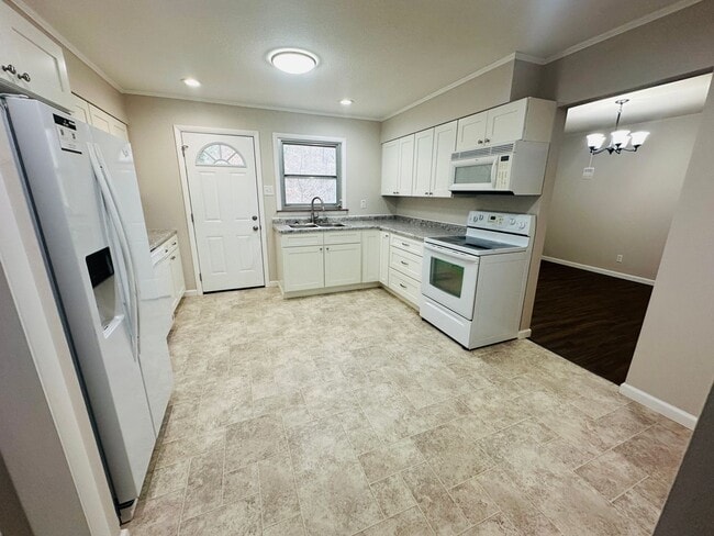 Building Photo - Remodeled 3BR Home in South Knoxville Near Urban Wilderness | Huge Yard + Carport