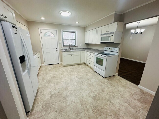 Foto del edificio - Remodeled 3BR Home in South Knoxville Near Urban Wilderness | Huge Yard + Carport