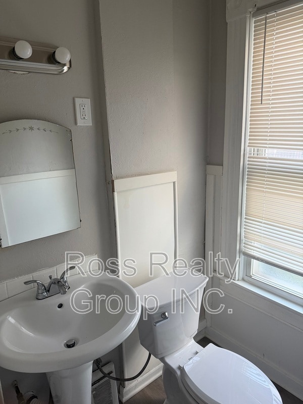 Building Photo - 1121 Delence St