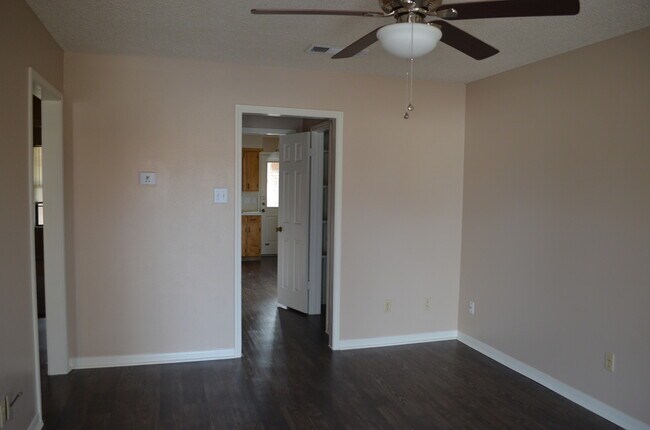 Foto del edificio - 905 Crymes Ln