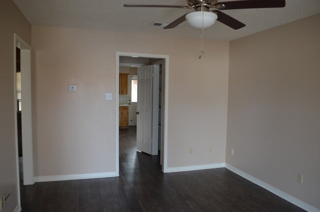 Building Photo - 905 Crymes Ln