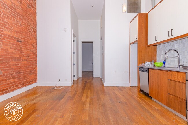 Foto del edificio - 949 Willoughby Ave