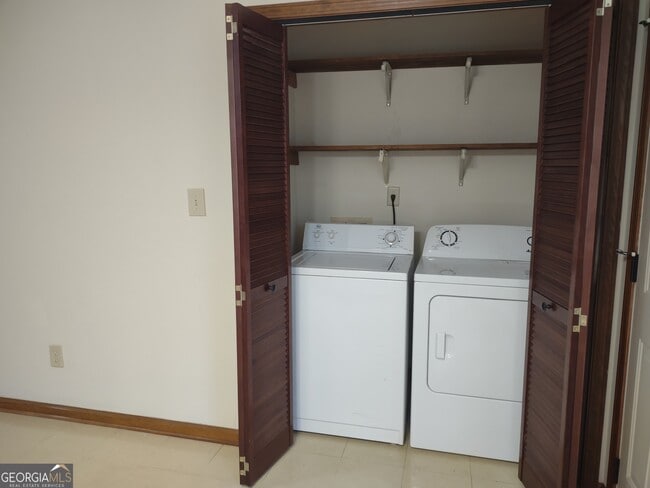 Building Photo - 8457 Pineland Dr