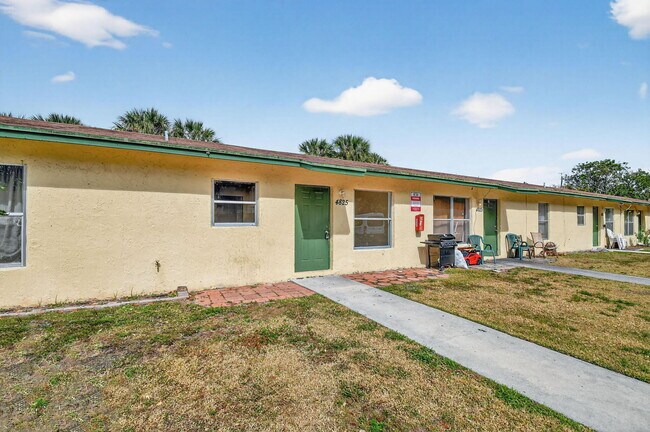 Building Photo - 4825 Serafica Dr