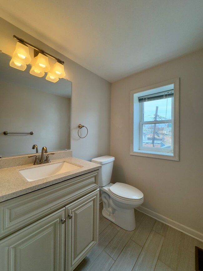 Building Photo - Apartment in Upper Fells Point!