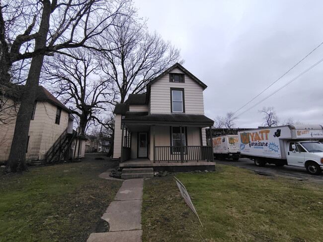 Building Photo - 925 W 5th St