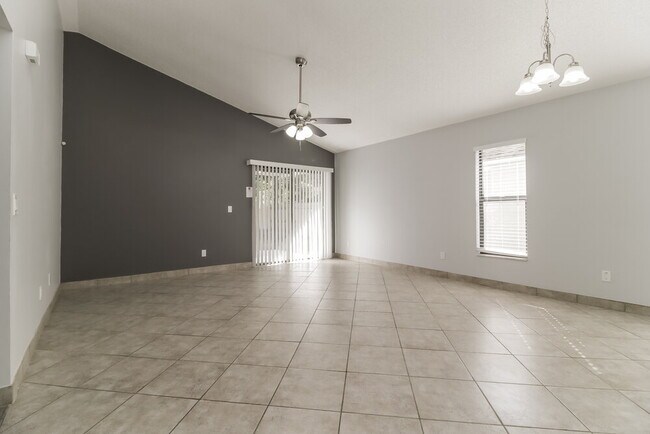 Foto del edificio - 9782 Piney Point Cir