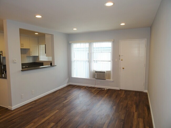 Building Photo - 624 N Hayworth Ave