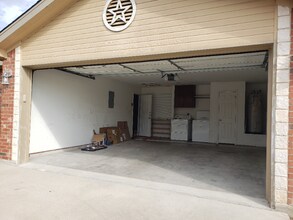 Building Photo - 1121 Dixon Cir