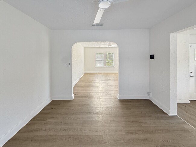 Foto del edificio - Recently Updated 3/2 with Pool and 2 Car Garage