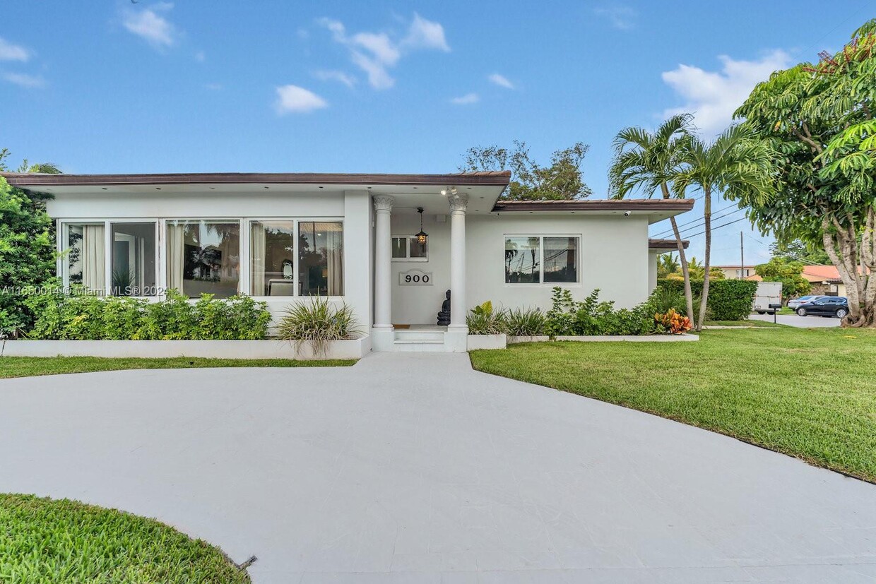 Primary Photo - 900 Surfside Blvd