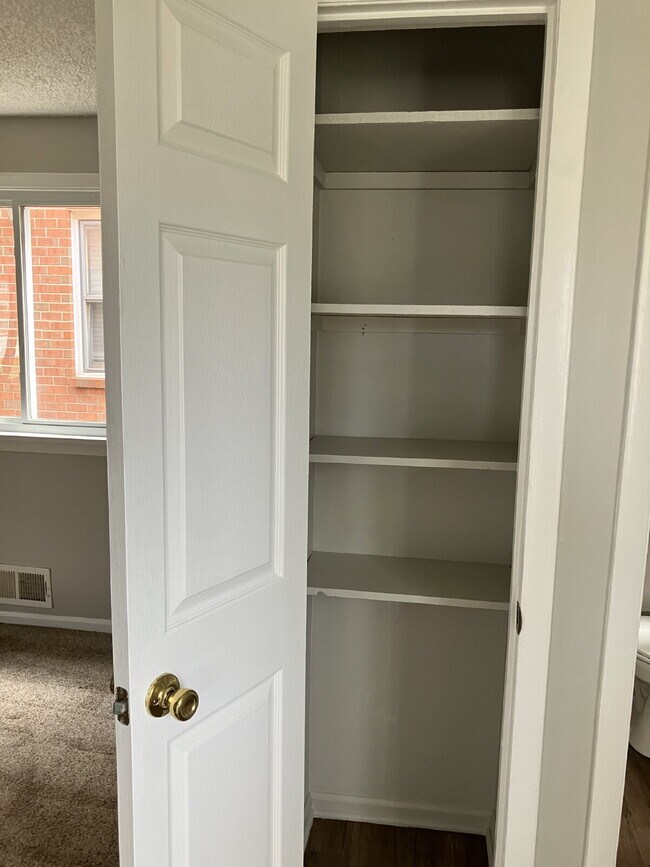 Foto del edificio - Available May 1!  Spacious 3 BR, 1.5 Bath in East Rochester