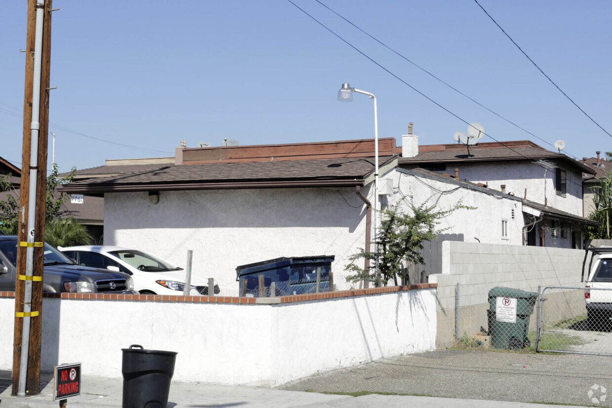 Building Photo - 3 Unit Multifamily