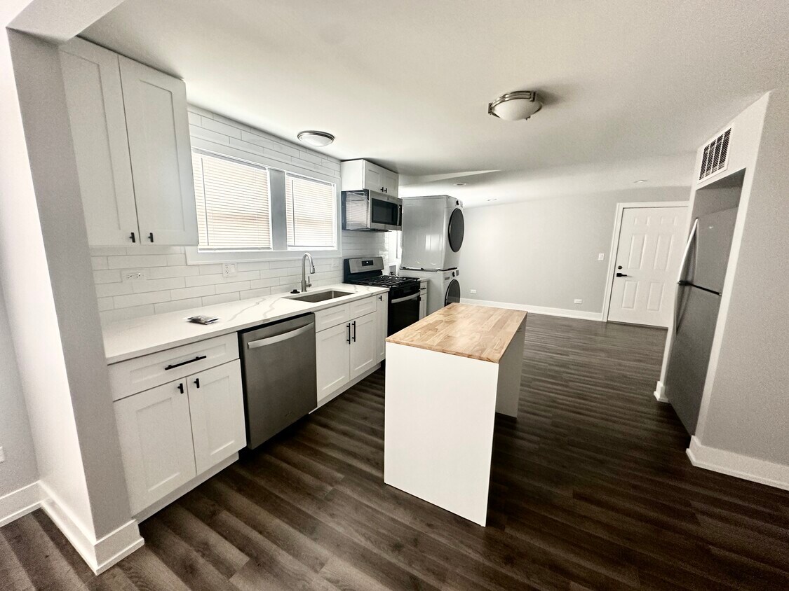 Foto principal - 4909 W Wellington Ave