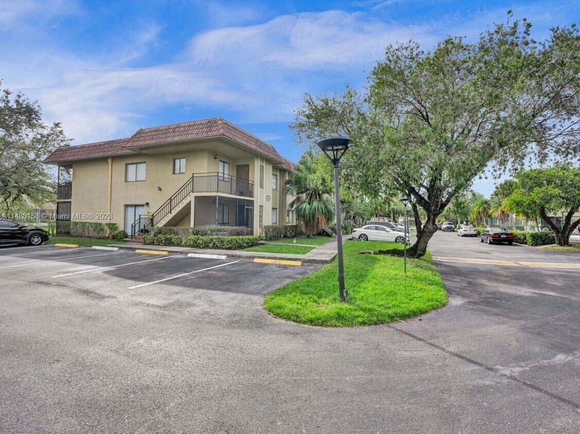 342 Lakeview Dr Unit 101, Weston, FL 33326 Condo for Rent in Weston