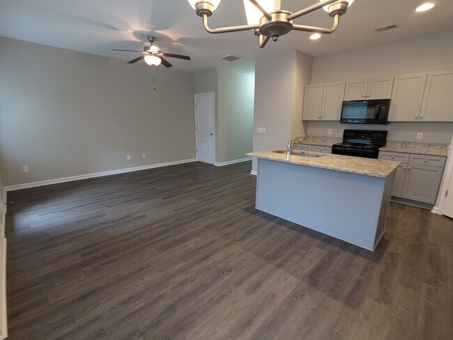 Building Photo - 702 Pippin Dr