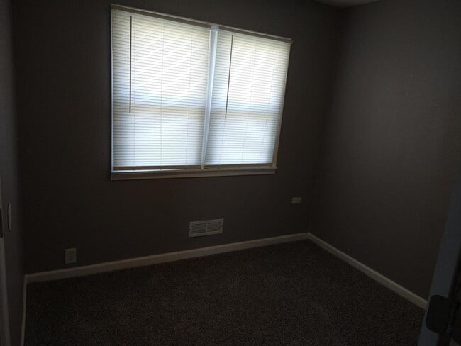 Building Photo - 10728 Cambridge Ave