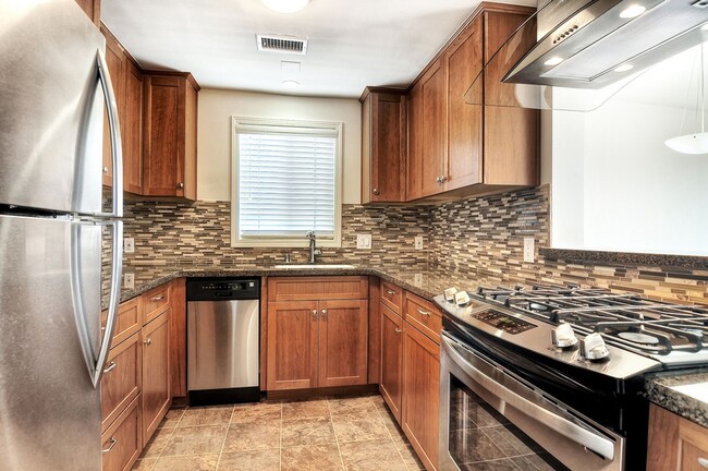 Building Photo - 2 Bedroom 1 Bath Laguna Beach Penthouse Unit