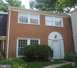 Building Photo - 1738 Farmington Ct