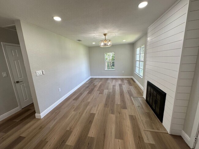 Foto del edificio - Beautiful 2 bedroom 1 bathroom newly remod...