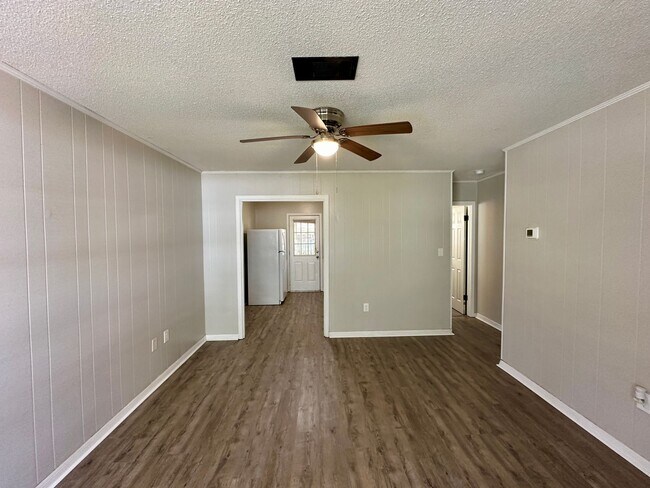 Building Photo - 2 bedroom 1 bath duplex for rent off E. Ol...