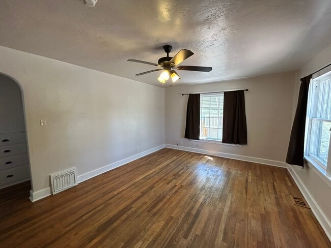 Building Photo - 935 Teller Ave