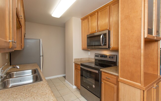 Foto del edificio - Sleek and Stylish 2 Bedroom Condo in Encin...