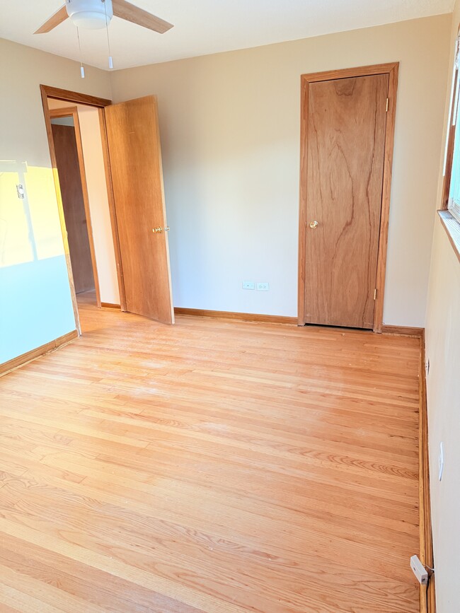 Beautiful spacious bedrooms with closets and ceiling fans - 12416 S 44th Ct