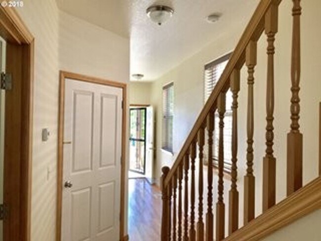 Building Photo - 3 Bedroom Portland Home!