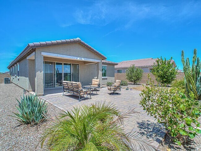 patio trasero completamente ajardinado - 832 S Strahan Pl