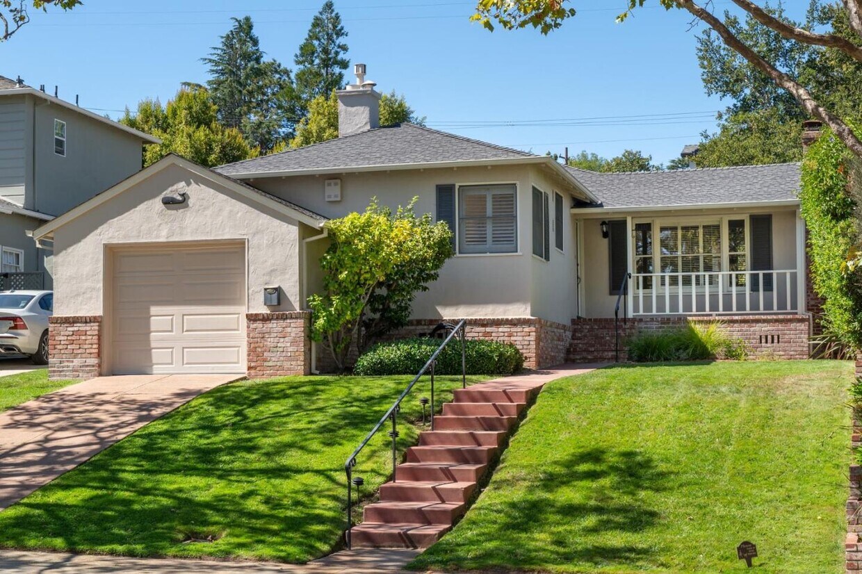 Primary Photo - 330 Aragon Blvd