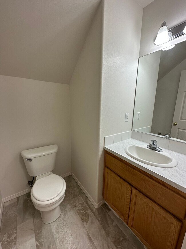 Foto del edificio - 2368 NE Dutch Lane ~ Beautifully Refreshed...