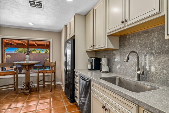 Building Photo - 850 N Cll Quetzal