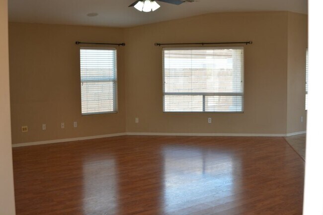 Foto del edificio - 2437 Wilder Rd