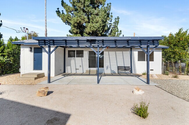 Foto del edificio - 15836 Chatsworth St