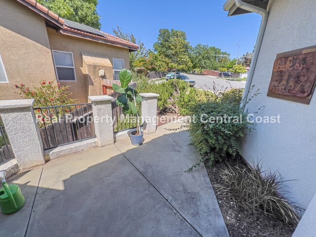 Building Photo - LEASE PENDING - Gorgeous 3 Bedroom Paso Ro...