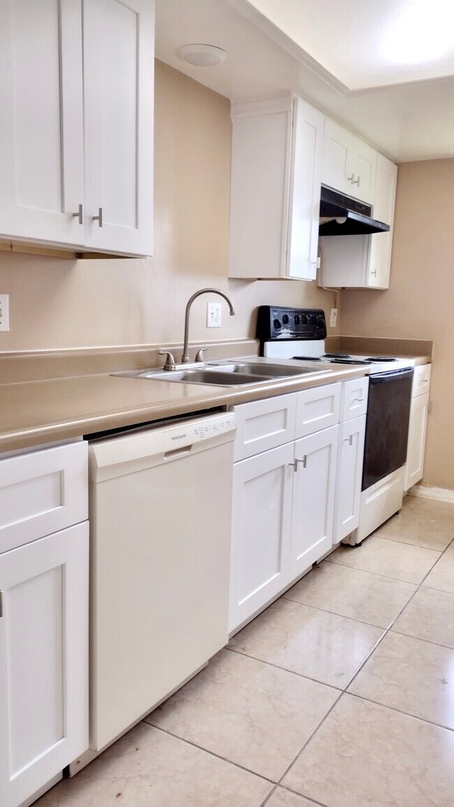 Foto del edificio - 1348 W Evans Cir