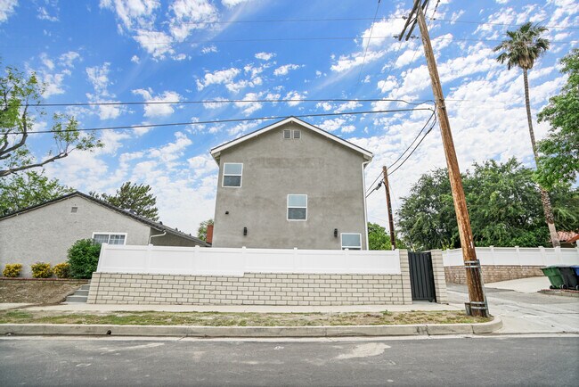 Foto del edificio - 10900 Baird Ave