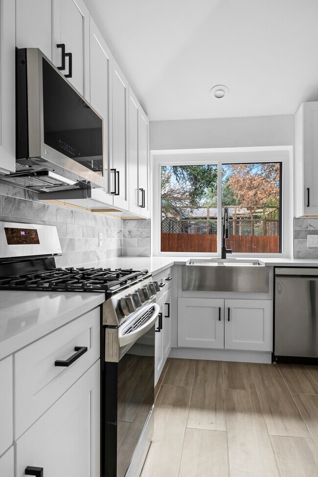 Foto del edificio - 6408 Back Bay Ln