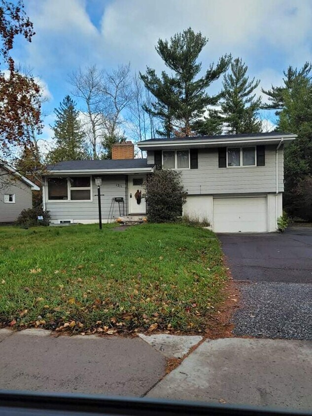 1211 W Arrowhead Rd, Duluth, MN 55811 House Rental in Duluth, MN