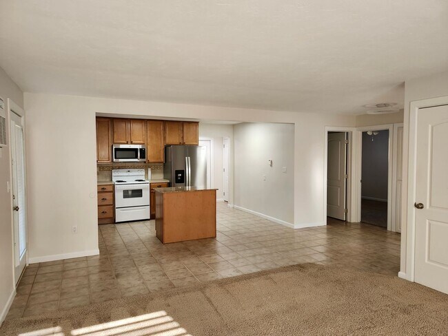 Building Photo - 3 Bedroom Duplex within walking distance t...